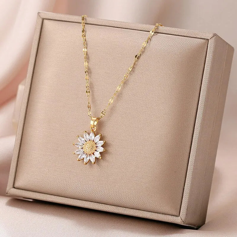 Gold Color Light Luxury Style Flower Necklace